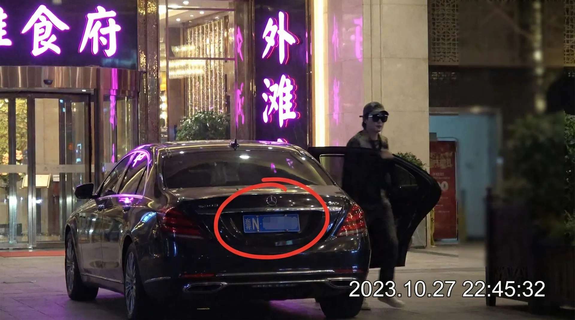 火博体育网站网站 - 豪车餐厅外偷拍